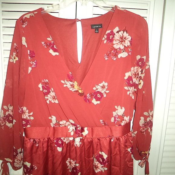 TORRID LONG FLORAL DRESS KEYHOLE HIGH LOW LOW CUT-WOMENS SIZE 1 PLUS SIZE 1X - Picture 3 of 6